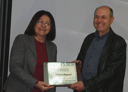 Изпълнителният директор на ПДИ Гергана Жулева връчва годишната награда на Любомир Йорданов