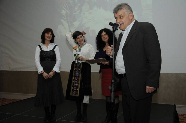 Стоян Анадолиев, управител на Академия за образователни иновации и член на УС на Платформа АГОРА награждава НЧ "Св. Св. Дамаскин и Онуфрий Габровски - 2011" за „Най – продуктивно партньорство“.