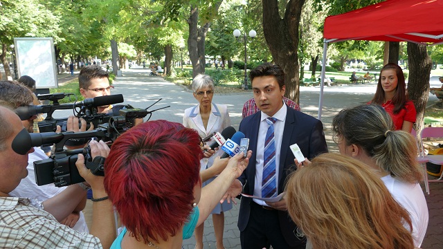 На снимката: Момчил Неков при стартирането на инициативата в Стара Загора.