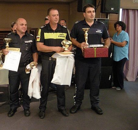 На снимката: Момчил Григоров, първи от ляво надясно  