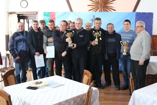   Отборът на ОДМВР-Габрово по шахмат - Станьо Иванов и Емил Петков - трети и четвърти от дясно наляво.